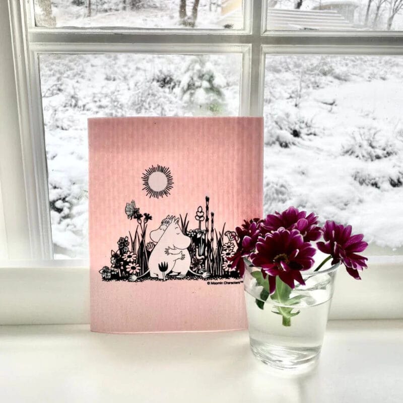 Disktrasa med Muminmotiv tillverkad av Wettexduk. Går att tvätta både i diskmaskin och tvättmaskin. Mått 20×17 cm.