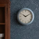 Väggklocka i härlig retrostil från danska PLINT, tillverkad i metall och glas. Hänger snyggt i hemmets alla rum. Klockan har ett kvartsurverk och ingen sekundvisare, så den rör sig utan ett tickande ljud. Diameter 23 cm, djup 7 cm. Drivs med 1 x 1,5V AA batteri (medföljer ej).