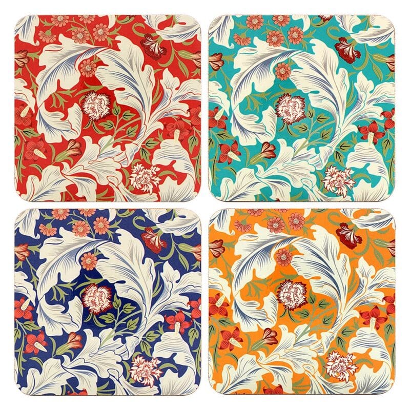 Coasters med fint William Morrismönster i olika färgställningar. Undersidan är korkbelagd. Mått ca 10x10 cm. Förpackningen innehåller 4 st underlägg.
