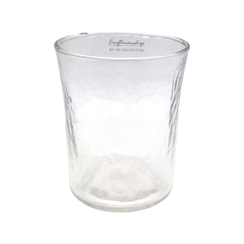 Dricksglas från HD Collection. Varje glas är unikt då det är en hantverksprodukt tillverkad av återvunnet glas. Rymmer 40 cl.