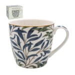 Stor porslinsmugg med mönster av William Morris. Muggen rymmer ca 4 dl och har måtten 9,5x10 cm (hxd). Tål mikro och maskindisk.
