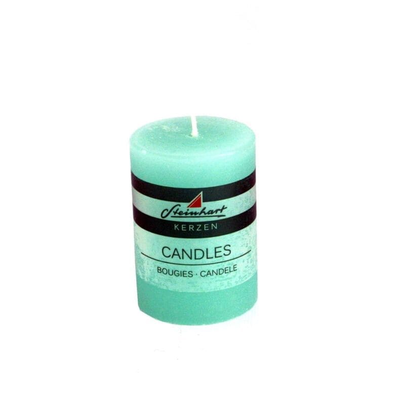 Genomfärgat blockljus med rustik yta och en brinntid på ca 18 timmar. Diameter 5,8 cm, höjd 8 cm.