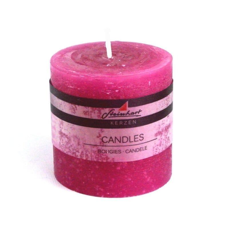 Genomfärgat blockljus med rustik yta och en brinntid på ca 43 timmar. Diameter 9,8 cm, höjd 10 cm.