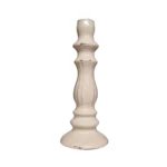 Denna vackra ljusstake i crèmefärgad keramik bjuder på charm och personlighet med sin krackelerade yta och mjuka former. Diameter 9,5 cm, höjd 24 cm.