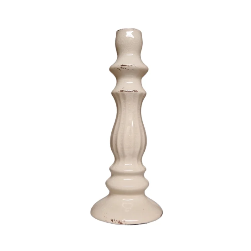 Denna vackra ljusstake i crèmefärgad keramik bjuder på charm och personlighet med sin krackelerade yta och mjuka former. Diameter 9,5 cm, höjd 24 cm.