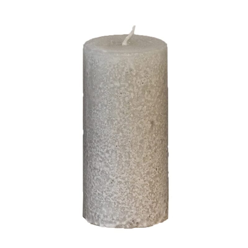 Blockljus med rustik yta. Diameter 5,8 cm, höjd 12 cm. Brinntid ca 32 timmar.