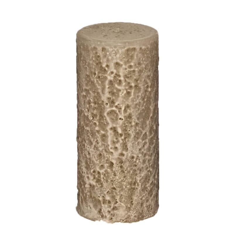 Blockljus med rustik yta. Diameter 6,8 cm, höjd 15 cm. Brinntid ca 42 timmar.