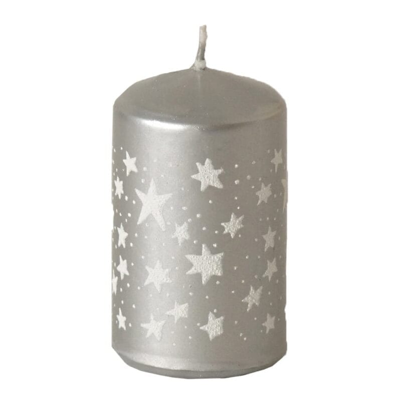 Blockljus i metallic utförande med dekor av stjärnor. Diameter 4,7 cm, höjd 8 cm. Brinntid cirka 16 timmar.