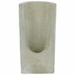 Stilren ljusstake i rå betong för värmeljus. En modern och dekorativ inredningsdetalj som sprider ett varmt sken och passar fint på bord eller sideboard.