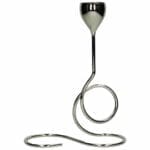 Exklusiv ljusstake i blank metall för värmeljus, 18×7,5×24,5 cm. Modern design med skulptural form som sprider varmt sken och elegant stil i hemmet.