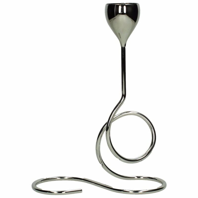Exklusiv ljusstake i blank metall för värmeljus, 18×7,5×24,5 cm. Modern design med skulptural form som sprider varmt sken och elegant stil i hemmet.