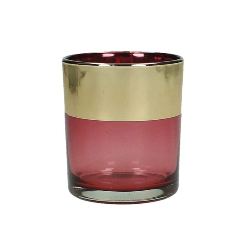 Denna stilfulla ljuslykta i glas kombinerar en varm hallonröd ton med en elegant guldkant. Med ett värmeljus sprider den ett mjukt, inbjudande sken och blir ett vackert blickfång på middagsbordet, i fönstret eller i ditt mysiga hörn. Höjd 8 cm, diameter 7 cm.