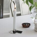 Stilren och minimalistisk ljusstake i silverfärgad metall. Vacker som solitär och i grupp. Diameter 9 cm, innermått ljushållaren 2,3 cm.