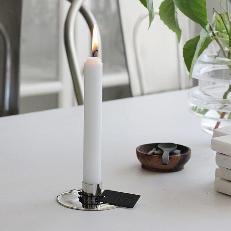 Stilren och minimalistisk ljusstake i silverfärgad metall. Vacker som solitär och i grupp. Diameter 9 cm, innermått ljushållaren 2,3 cm.