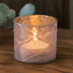 Ljuslykta i rosa glas med diskret rutmönster och antik finish. Sprider ett mjukt, varmt sken och passar lika fint ensam som i grupp. Diameter 9 cm, höjd 8 cm.