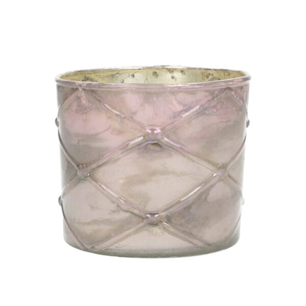 Ljuslykta i rosa glas med diskret rutmönster och antik finish. Sprider ett mjukt, varmt sken och passar lika fint ensam som i grupp. Diameter 9 cm, höjd 8 cm.