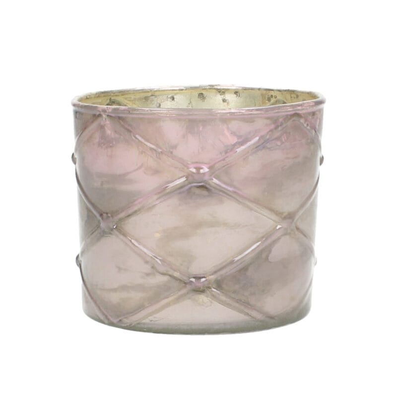 Ljuslykta i rosa glas med diskret rutmönster och antik finish. Sprider ett mjukt, varmt sken och passar lika fint ensam som i grupp. Diameter 9 cm, höjd 8 cm.