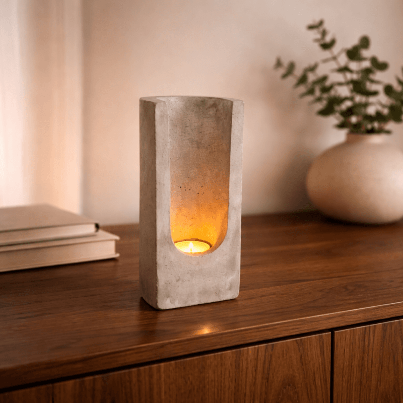 Stilren ljusstake i rå betong för värmeljus. En modern och dekorativ inredningsdetalj som sprider ett varmt sken och passar fint på bord eller sideboard.