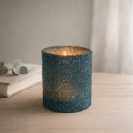 Elegant ljuslykta i glas med svart petrol ton. Skapar ett varmt och levande sken. Perfekt för mysig stämning i hemmet. Diameter 8 cm, höjd 9 cm.