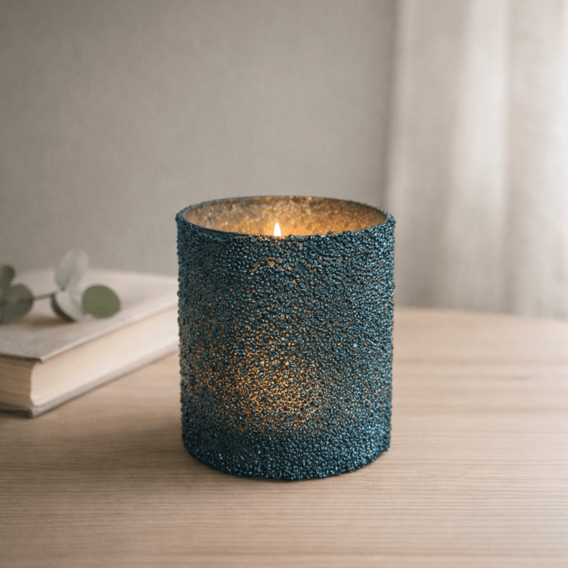 Elegant ljuslykta i glas med svart petrol ton. Skapar ett varmt och levande sken. Perfekt för mysig stämning i hemmet. Diameter 8 cm, höjd 9 cm.