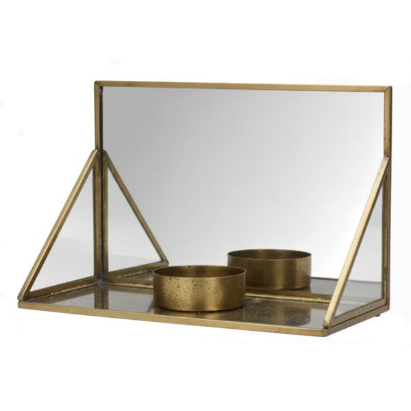 Ljushållare i patinerad mässing med spegelplatta som sprider ett stämningsfullt sken rummet. Med plats för ett värmeljus. Mått 15x6,5x10 cm.