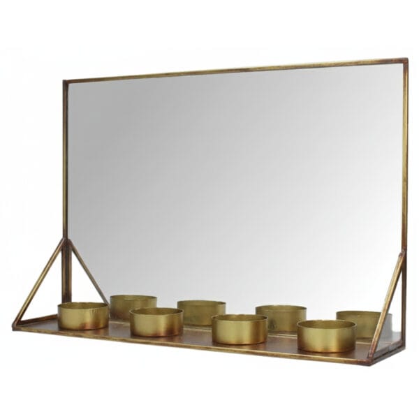 Ljushållare i patinerad mässing med spegelplatta som sprider ett stämningsfullt sken rummet. Med plats för fyra värmeljus. Mått 30x6,5x20 cm.