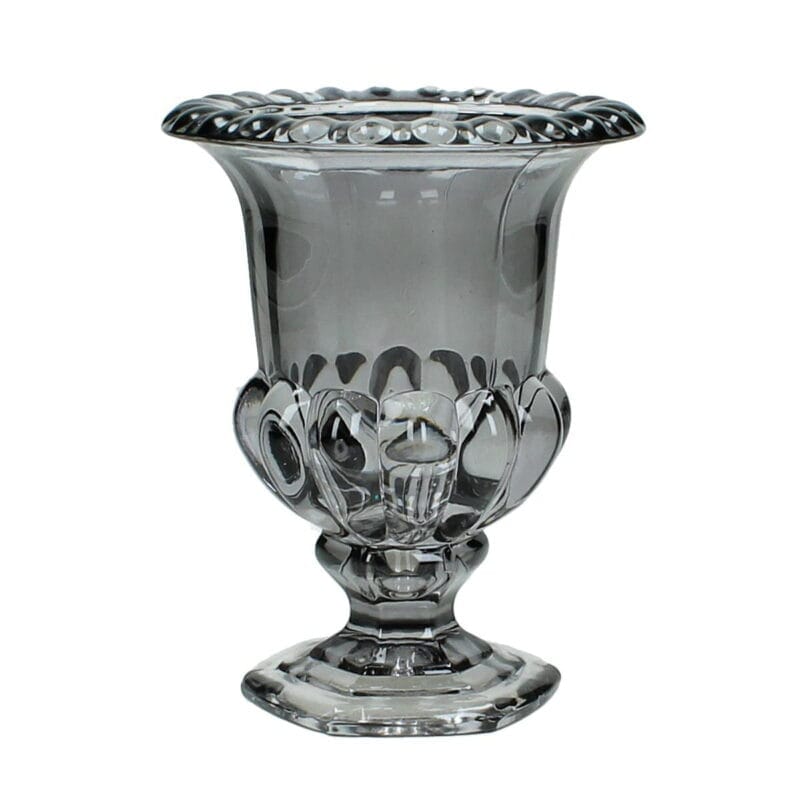 Klassiskt formad urna i grått glas. Fin som vas, ljuslykta eller som dekoration. Diameter 11,5 cm, höjd 14,5 cm.