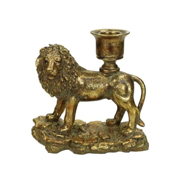 Ljusstake i guldfärgad polyresin i form av ett ståtligt lejon. Lejonet symboliserar mod, styrka och värdighet och ger ditt hem mystik och klassisk elegans.