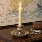 Ljusstake med påfågel i guldfärgad polyresin. Dekorativ och elegant ljusstake för kronljus som passar både dukning och inredning.