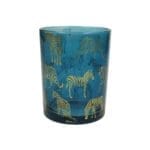 Ljuslykta Savannah i blått glas med guldmönster av exotiska djur. Extra stor Ø10 cm, H12,5 cm – sprider varmt ljussken och skapar stämning i hemmet.