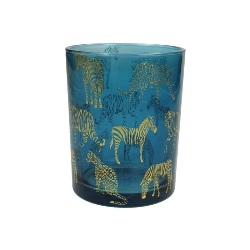 Ljuslykta Savannah i blått glas med guldmönster av exotiska djur. Extra stor Ø10 cm, H12,5 cm – sprider varmt ljussken och skapar stämning i hemmet.