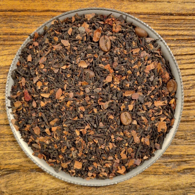 Jordgubb, choklad, grädde och en hint av espresso är smakerna i detta välkomponerade svarta te. Innehåller kakaoskal, jordgubbsbitar och rostade kaffebönor.