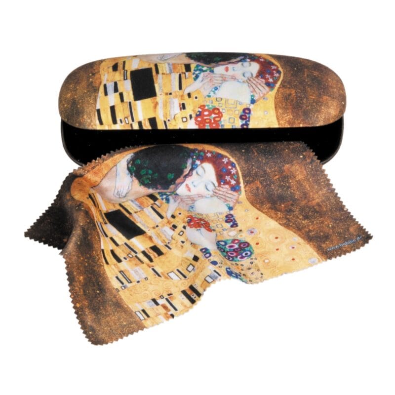 Glasögonetui med fint mönster av Gustav Klimt. Etuiet har en mjuk insida och en putsduk i microfiber. Mått 16x4x6,5 cm (bxhxd).