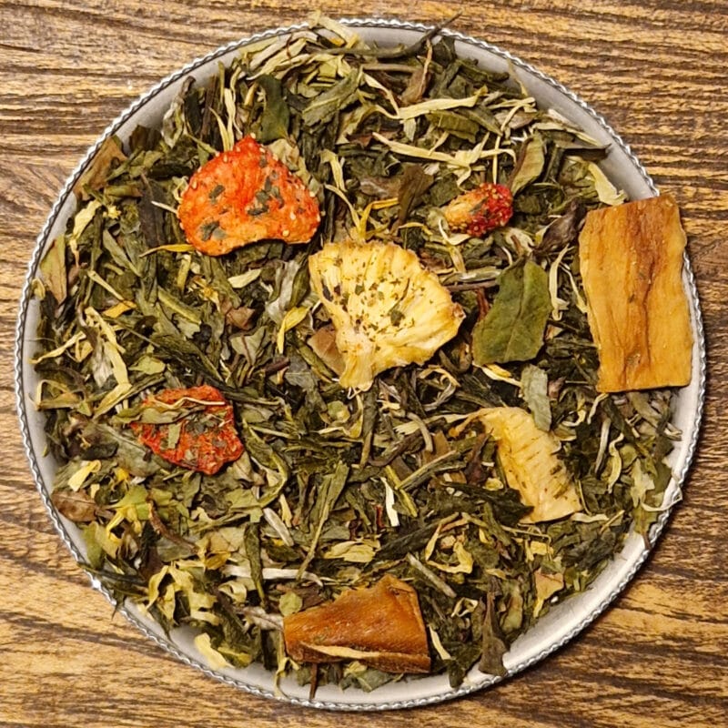 Den här premiumblandningen av gröna och vita teer smaksatt med jordgubb och ananas ger dig sommarfeeling året runt. Teblandningen har en fin balans.