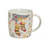 Julmugg i keramik med motiv av julstrumpor, snöflingor och texten Merry Christmas. Höjd 9 cm, perfekt för kaffe, te, varm choklad eller glögg under vinterns mysiga stunder.