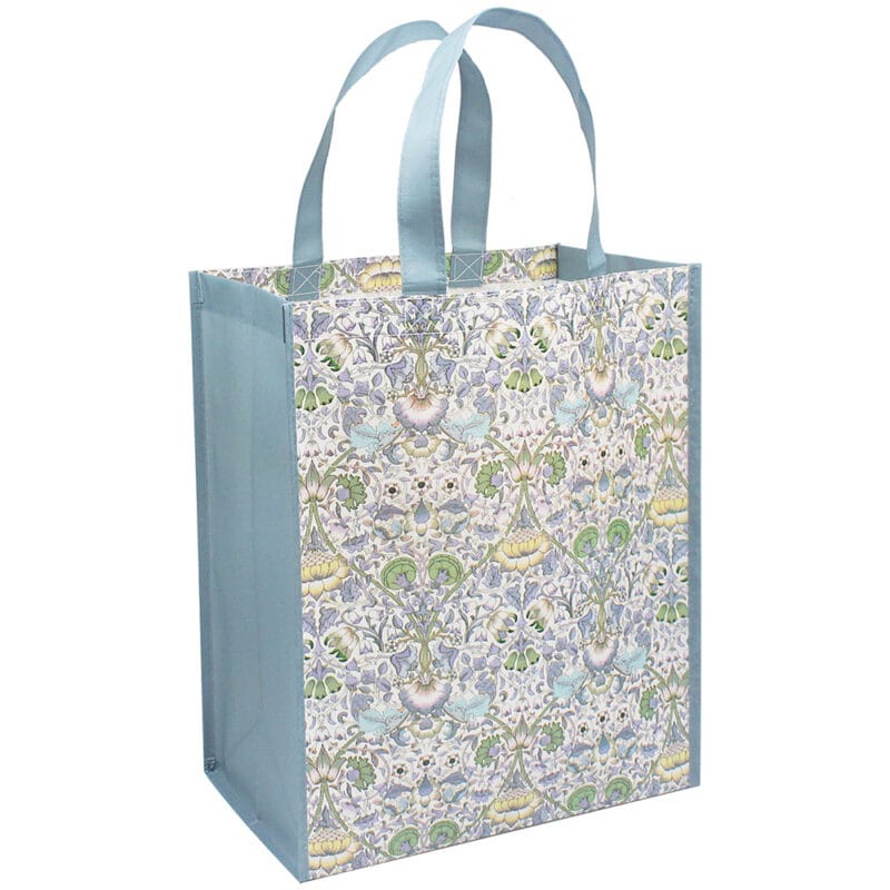 Liva upp shoppingen med en praktisk flergångskasse med vackert William Morrismotiv, perfekt till storhandling, som tvättpåse, till stranden, båten, källsortering eller som gåvokasse. Mått 35x43x19 cm (lxhxd). Material Polypropen.