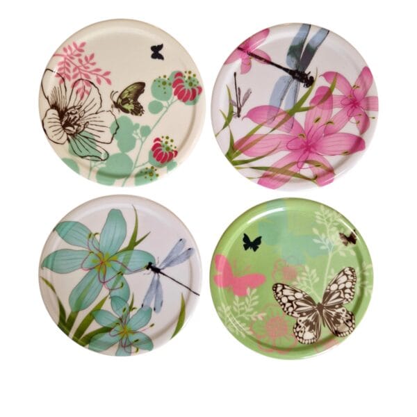 Coasters i melamin med fjärilar och blommor, 4-pack. Färgglada glasunderlägg som skyddar bordet och ger en somrig, naturnära känsla till dukningen.