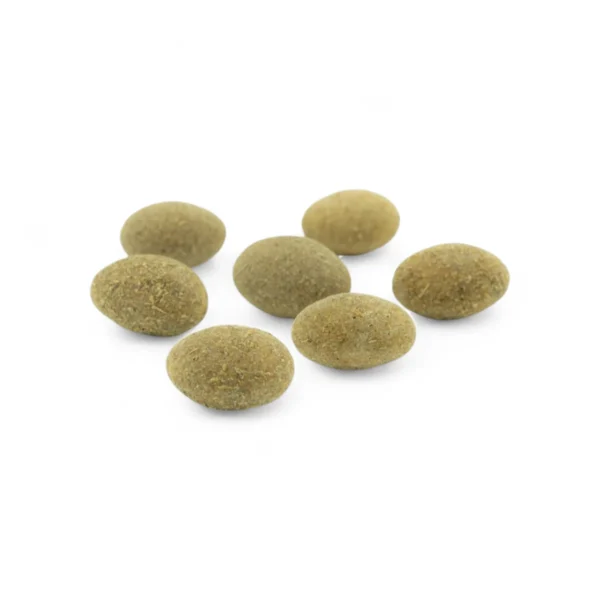 Mandlar dragerade med vit choklad och kardemumma. En smakrik kombination som för tankarna till svensk fika i konfektform, där kryddig kardemumma möter len choklad och mandelns lätta krispighet.