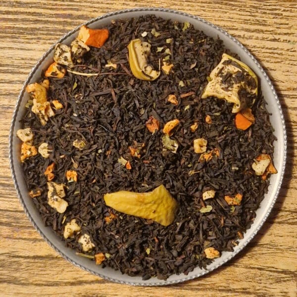 Svart julte med smak av karamelliserat äpple och vanilj. Ett sött och friskt te som sprider värme, hemtrevnad och doften av jul i varje kopp.