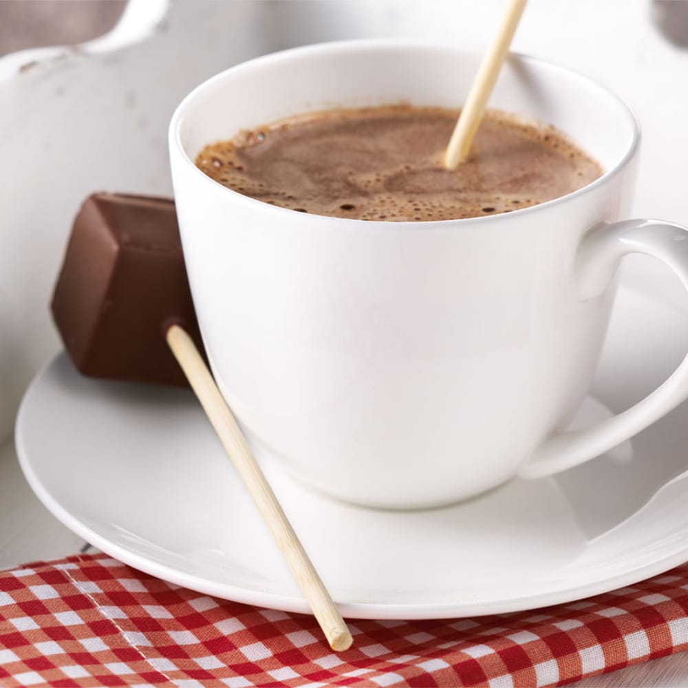 54020-54021 Lyxig varm choklad på pinne gjord av äkta belgisk choklad. Rör ner i varm mjölk och njut av en krämig, fyllig och len chokladupplevelse.
