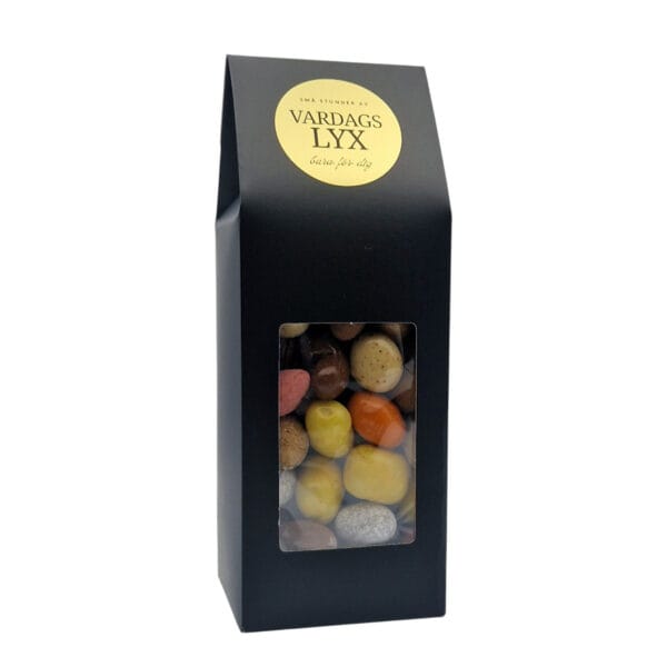 Stor och lyxig mixförpackning fylld med dragerade godsaker i choklad. En generös blandning av mandlar, lakrits, nötter och russin i fina smaker.
