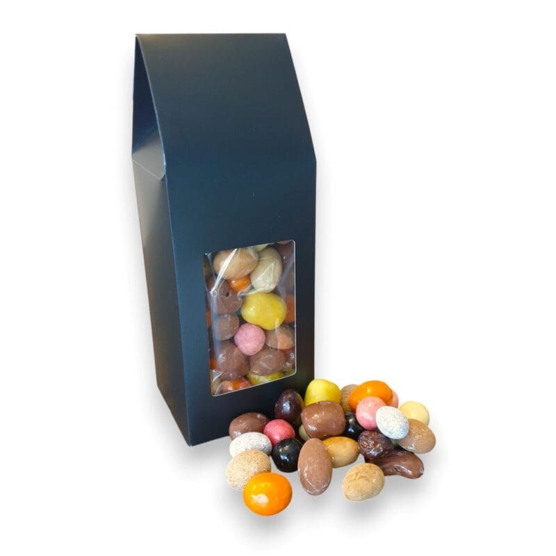 stormix Stor förpackning på 500 gram med en spännande mix av mandlar, nötter, lakrits, romrussin och choklad. Perfekt som present eller helt enkelt till dig själv.