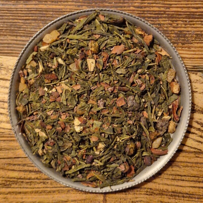 Grönt te med smak av päron och choklad, förfinat med kanderad ingefära. Kakaoskal och fruktbitar gör blandningen till en festlig njutning.