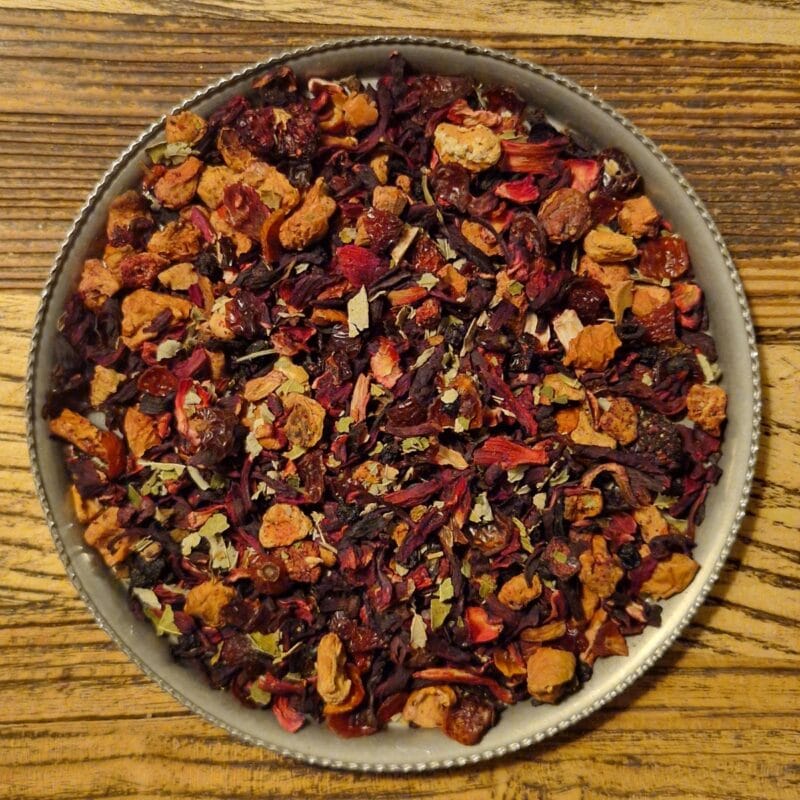 Fruktte med en bärig smak av jordgubb och hallon, avrundat med rabarber som ger en lätt syrlig twist.