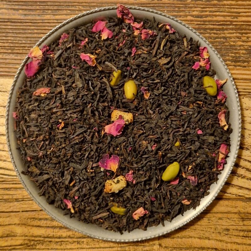 En elegant svart teblandning med pistage, rosenblad och äkta marsipandroppar. Dropparna smälter i koppen och ger en mjuk, rund och lyxig smakupplevelse.