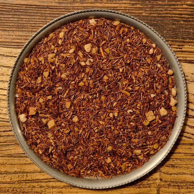 Rooibos med krämig karamell och saltpärlor från Namibia. Den subtila sältan förhöjer smaken och skapar en utsökt balans mellan sött och salt.