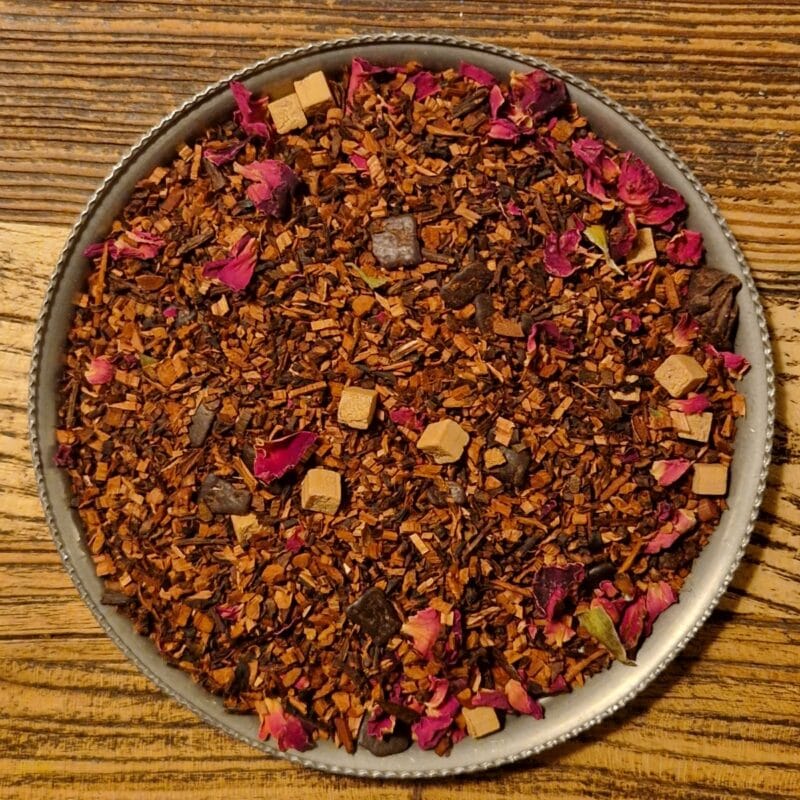 Koffeinfritt honeybush-te med naturlig sötma och ljuvlig chokladsmak, vackert dekorerat med rosenblad och creme caramel. Ett te för alla chokladälskare.