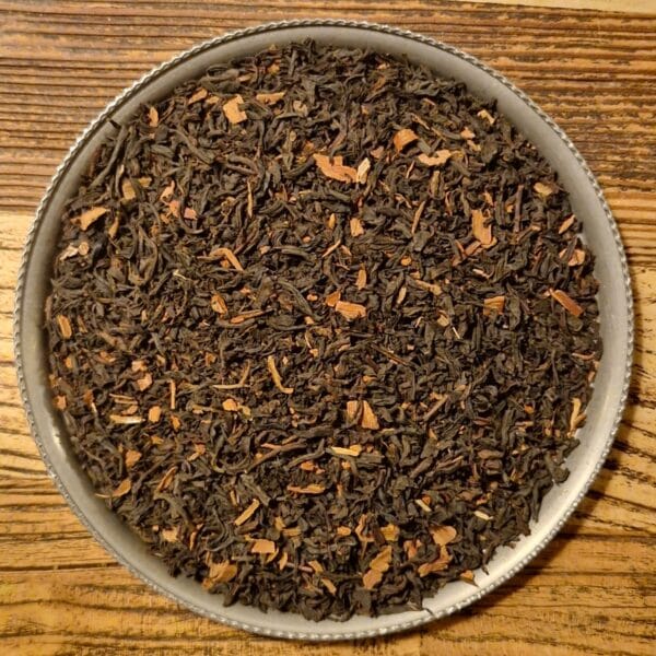 En kraftfull China-Ceylon blandning med kanel från Ceylon och Madagaskar. En klassiker med varm, kryddig och välbalanserad smak.