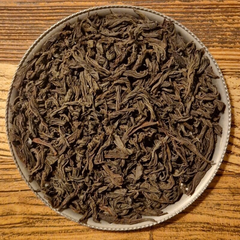 Ett exklusivt single estate oolong te från Sri Lanka, vars halvoxiderade blad ger en mässingsfärgad kopp med lätt rostad ton och maltig arom.