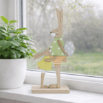 Träkaniner 32 cm i mjuka pasteller. Dekorativ påskfigur i trä som sprider vårkänsla, fina i fönster eller på bord.